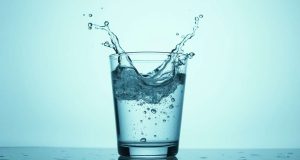 ¿Por qué los cubitos de hielo crujen en el agua de un vaso ? ¿Por qué los cubitos de hielo crujen en el agua de un vaso ?